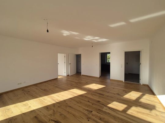 **Frisch renoviert** Traumhaft schöne 3-Zimmer-Wohnung mit separater Küche und sonnigem Balkon! - Photo 1