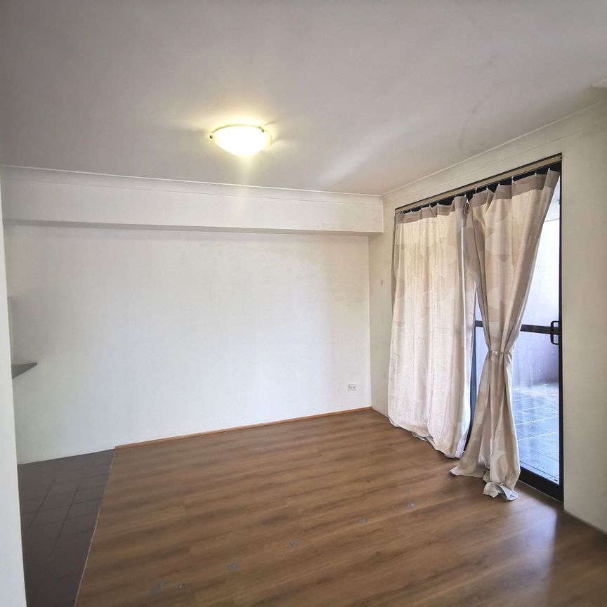 2-Bedroom Apartment with Large Balcony & New Flooring – Prime Rockdale Location - Photo 1