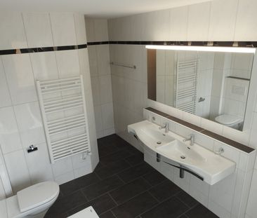 "grosse, moderne 4.5-Zimmer-Wohnung mit Lift und eigenem Waschturm" - Photo 6