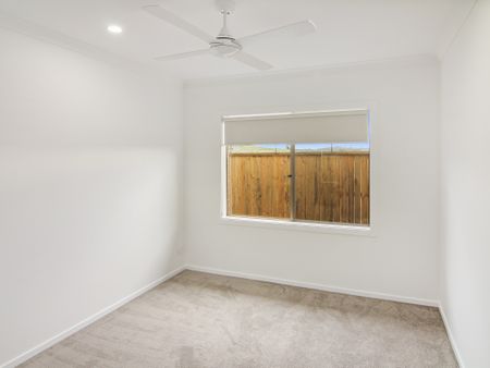 Modern and stylish Palmview - Photo 3