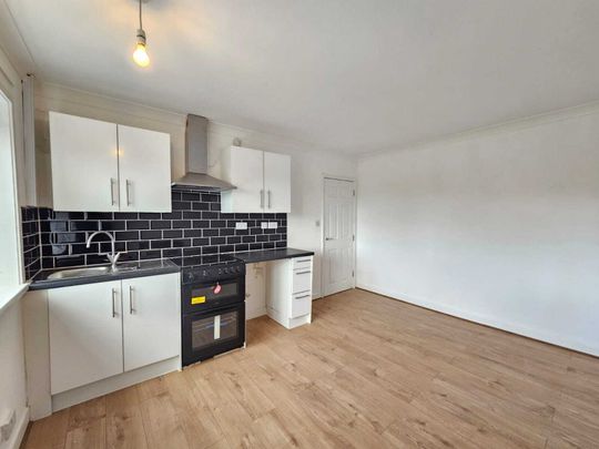 Allan Grove, Romsey - Photo 1