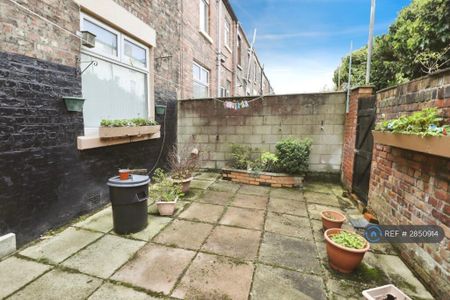 3 bedroom terraced house to rent - Photo 4