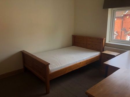 4 Bed Terraced House, Berkekey Road, SO15 - Photo 2