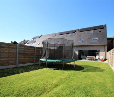 Recente tussenwoning met drie slaapkamers en zonnige tuin - Photo 2