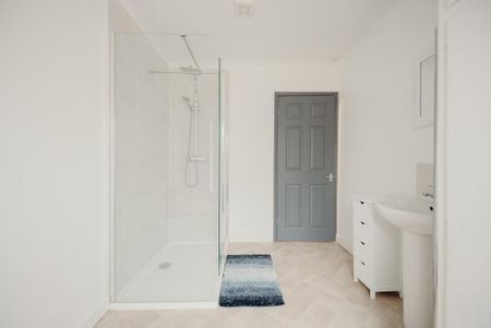 1 bedroom in a flat share to rent - Photo 5