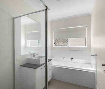 Modern Family Home, Freshly Painted & New Carpet - Photo 6