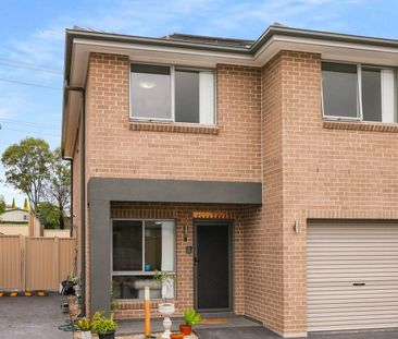 MODERN FOUR BEDROOM TOWNHOUSE IN GREAT LOCATION! - Photo 4