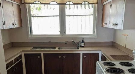 Lovely solid 2 bedroom home - Photo 2