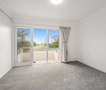 Charming Two-Bedroom Townhouse in Bay Park Gardens - Photo 4