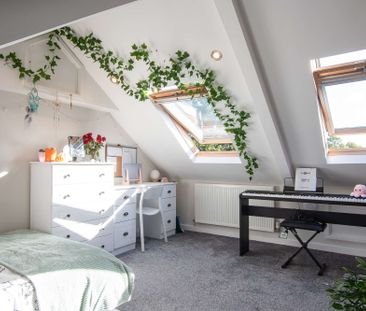 Complete with stylish loft conversion - Photo 4