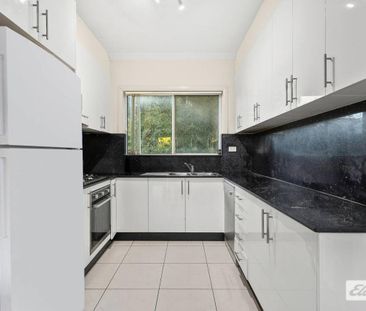 Modern Three Bedroom Townhouse - Photo 3