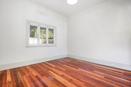 Modern and Stylish Home in Vibrant Marrickville - A Cozy Living Space Awaits! - Photo 3