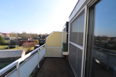 Dakappartement met lift, terras en ondergrondse autostaanplaats gelegen in het centrum. - Photo 2