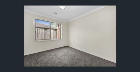 Large 4 Bedroom Home with Spacious Rear Yard - Photo 4