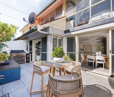 Quality modern townhouse / prime peninsula setting! - Photo 4