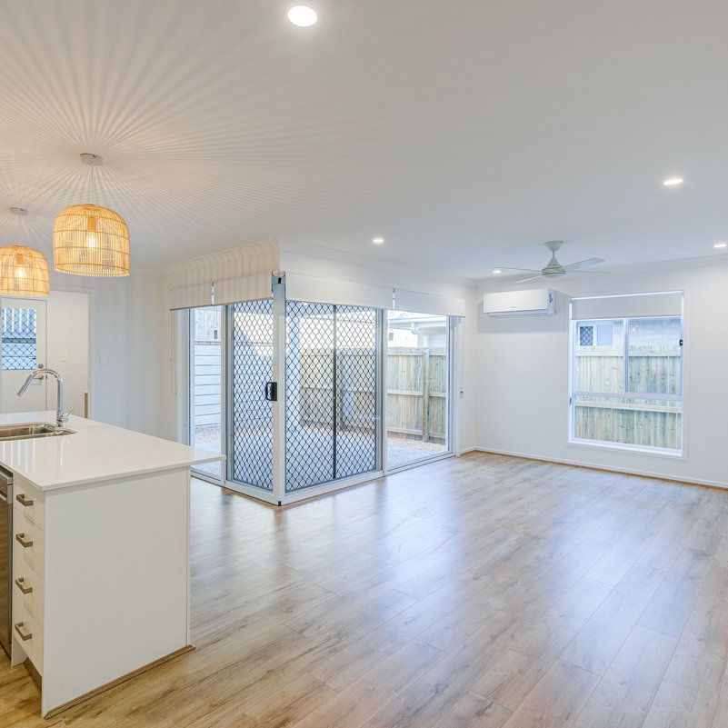 Near New Hampton Style Home in Parks Estate! - Photo 1
