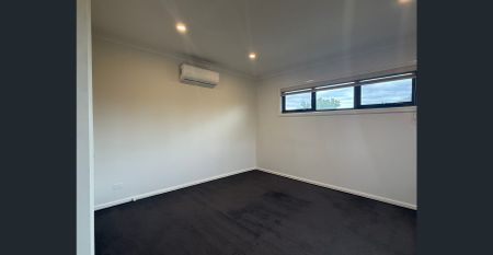 3 Bedrooms +1study with 2 Bathrooms 2 Carparks townhouse Available Now!!! - Photo 4