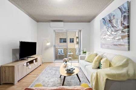 Bright 2 Bedroom Unit - Photo 4