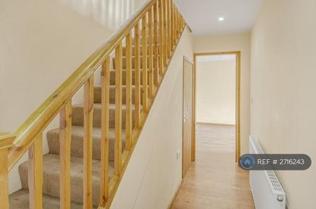 3 bedroom end of terrace house to rent - Photo 4