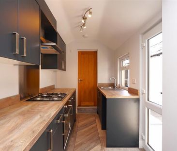 2 bedroom terraced house to rent - Photo 4