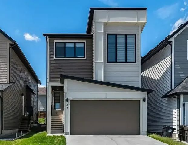 Spacious & Luxurious 3-Bedroom Home with Den - Prime Copperfield Location | Calgary - Photo 1