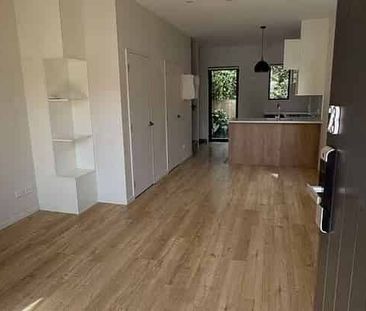 Chic 2BR Townhouse in Greenhithe! - Photo 2