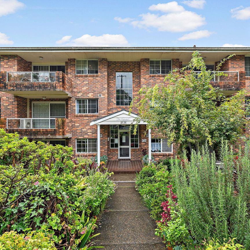 Immaculately Presented Full Brick TWO bedder Apartment - Short Walk to Rail - Photo 1