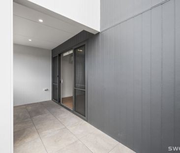 Brand new chic three level residence in prime location - Photo 5