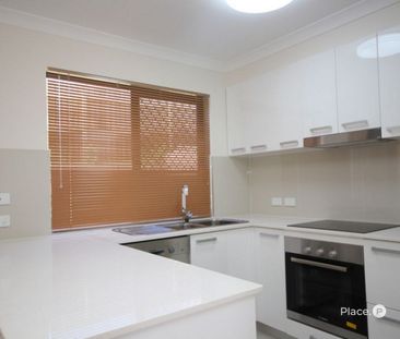 Modern Townhouse Living with Private Courtyard in Stretton College ... - Photo 2