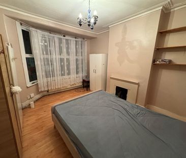 Room in a Shared House, Stevenage Road, E6 - Photo 3