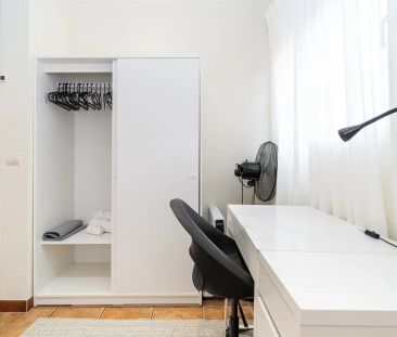 Rooms for rent in 5-bedroom house in Sevilla La Nueva - Foto 3