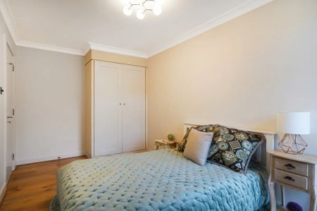 2 bedroom flat in St John's Wood - Photo 5