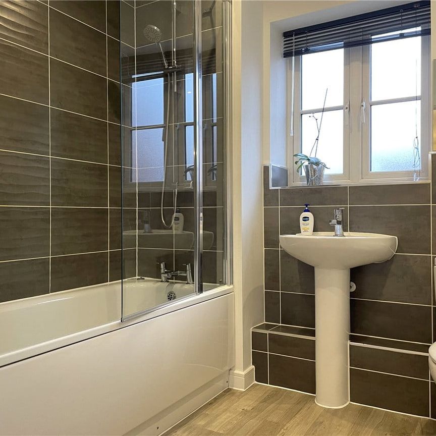 Modern well presented two bedroom apartment with own front door. - Photo 1