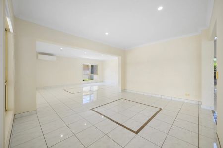 Large 5-Bedroom Waterfront Home in a gated community, in Helensvale ! - Photo 3