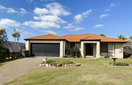 Large Family Home in Sought After Pacific Pines Location! - Photo 4