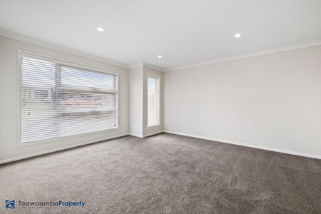 Sophisticated and spacious. Beautifully presented contemporary family home, what an opportunity! - Photo 3