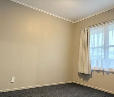 Newly Renovated 2 bedroom end unit - Photo 4