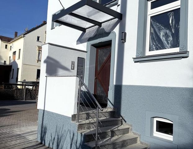 Attraktiv & praktisch: 2-R-Whg im DG mit Wärmepumpe und separatem Hauswirtschaftsraum - Photo 1