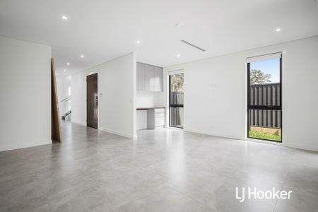 Stunning Brand New 5 Bedroom Home - Photo 5