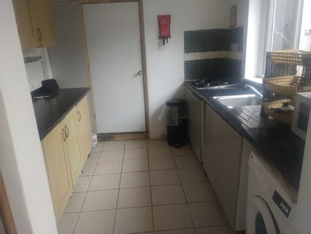 Room in a Shared House, Selby Road, E13 - Photo 5