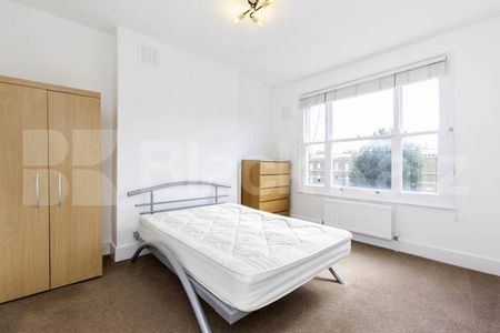 Large split level 3 bedroom in a well maintained conversion in Archway - Photo 3