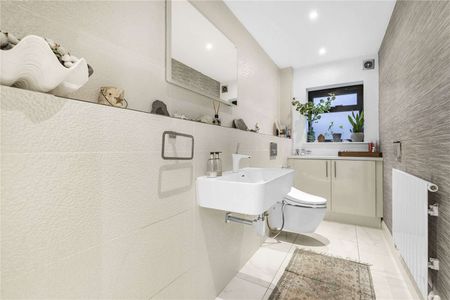 A beautiful six bedroom family home boasting a large garden and separate summer house in a quiet residential cul-de-sac with off-street parking. - Photo 3