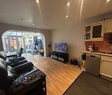 Aldenham Road, Bushey - Photo 2