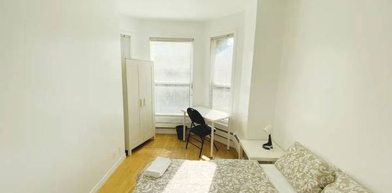 2-Bedroom Apt Available January 1st (Spadina & College) - Photo 2