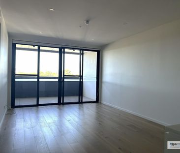 Executive Two-Bedroom Top Floor Apartment in the Heart of Prospect - Photo 2