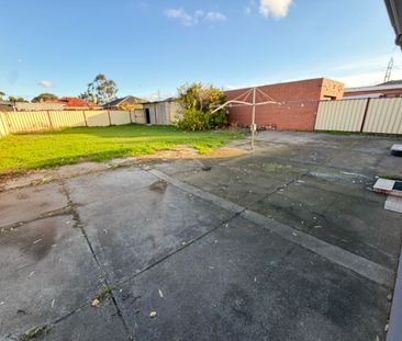 Classic 4Br Home in Sunshine West! - Photo 4
