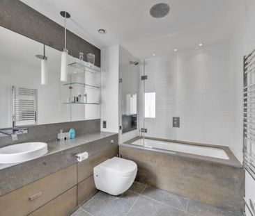 A beautifully presented penthouse apartment within gated grounds of luxurious living space over two floors with magnificent views over London. - Photo 6