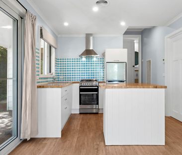 Charming Cottage Centrally located - Photo 4