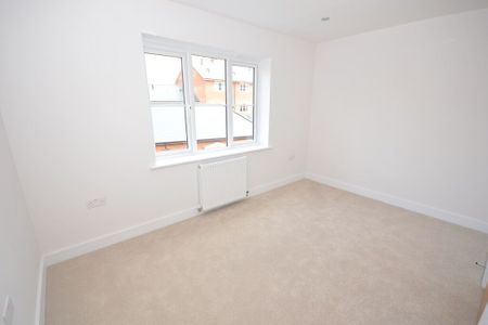 4 bedroom mid terraced house to rent - Photo 4