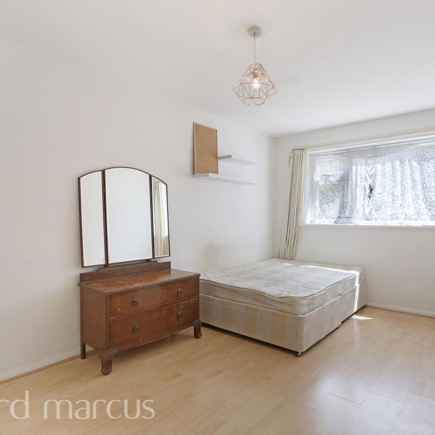 Lovelace Gardens, Surbiton - Photo 1